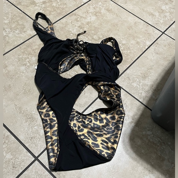 Leopard Print Women's One-Piece Swimsuit - Picture 3 of 6